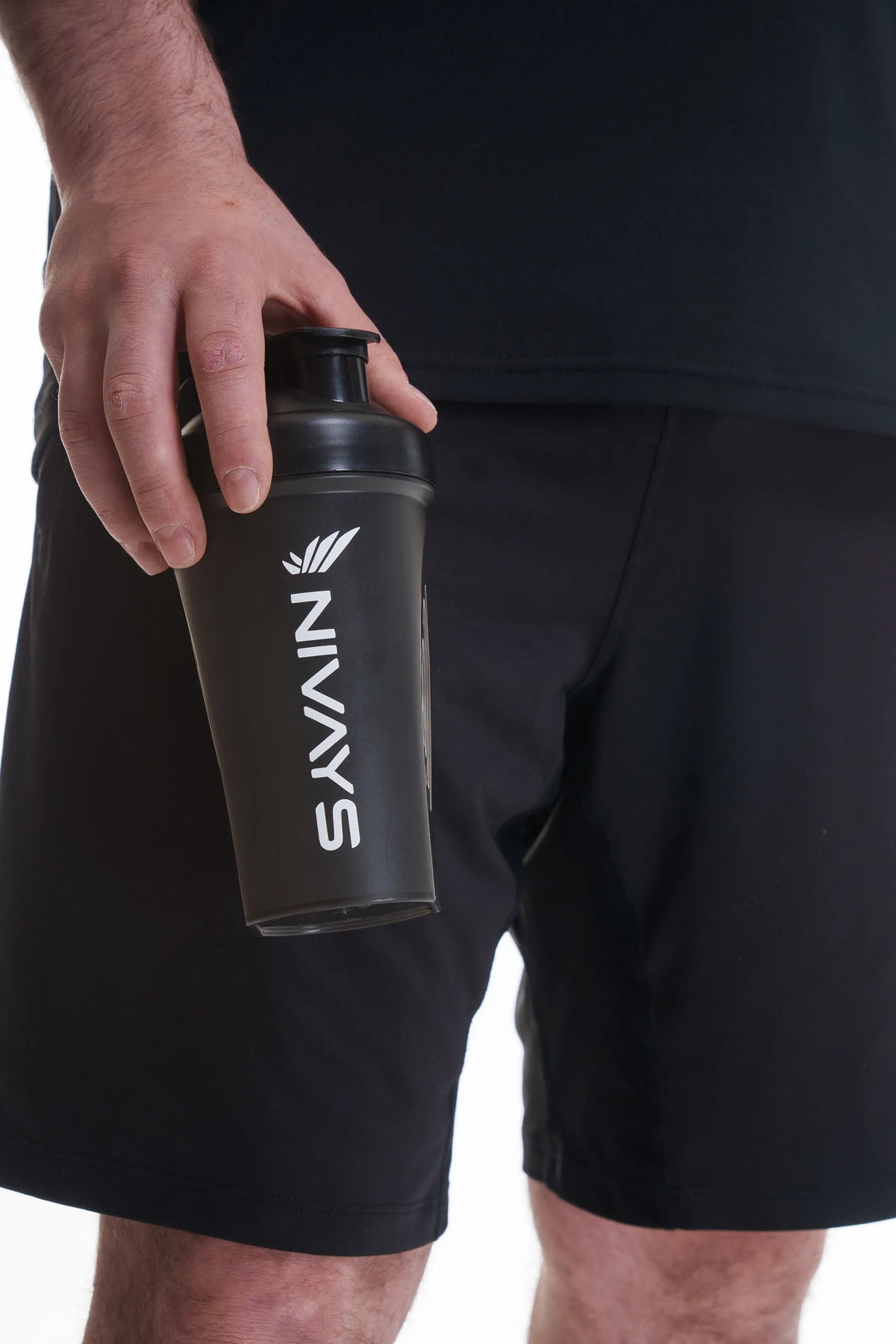 Sustainable NIVɅYS Crew Shaker bottle activewear.