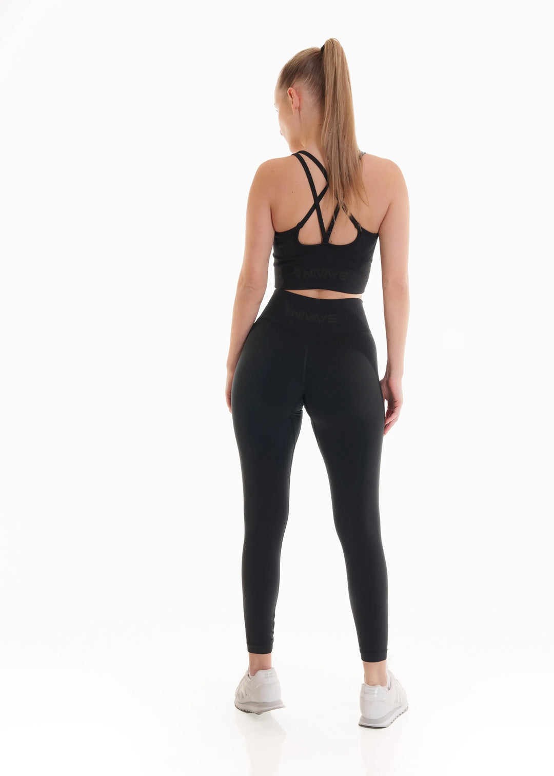 Comfortable and sustainable NIVɅYS Zeyla Booty Leggings.