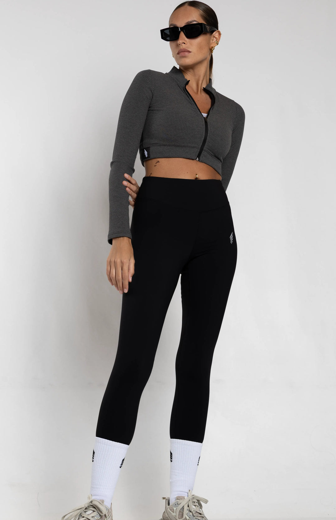 NIVɅYS sustainable activewear woman in workout leggings and sports outfit