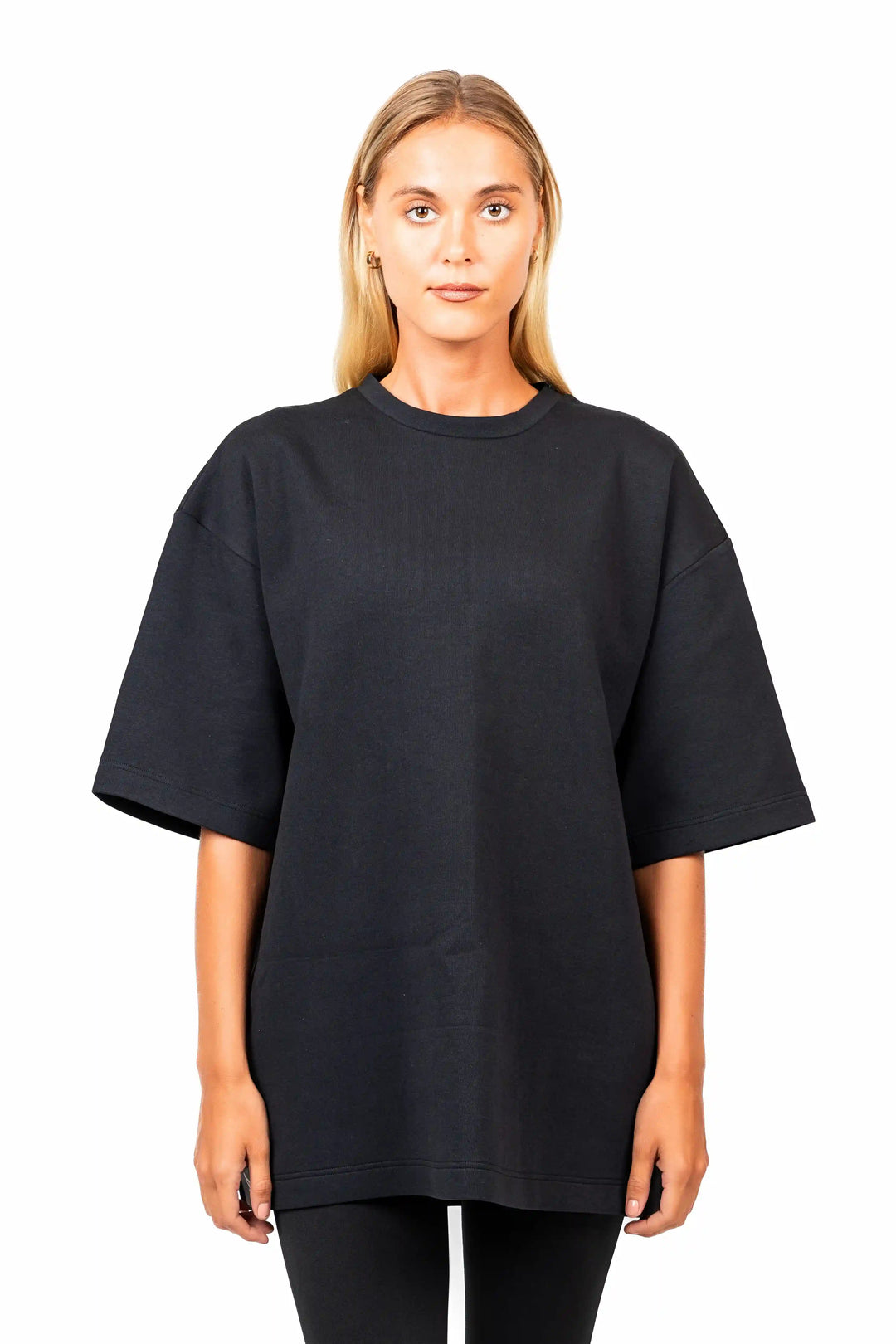 Women wearing NIVɅYS recycled activewear for sustainable training.