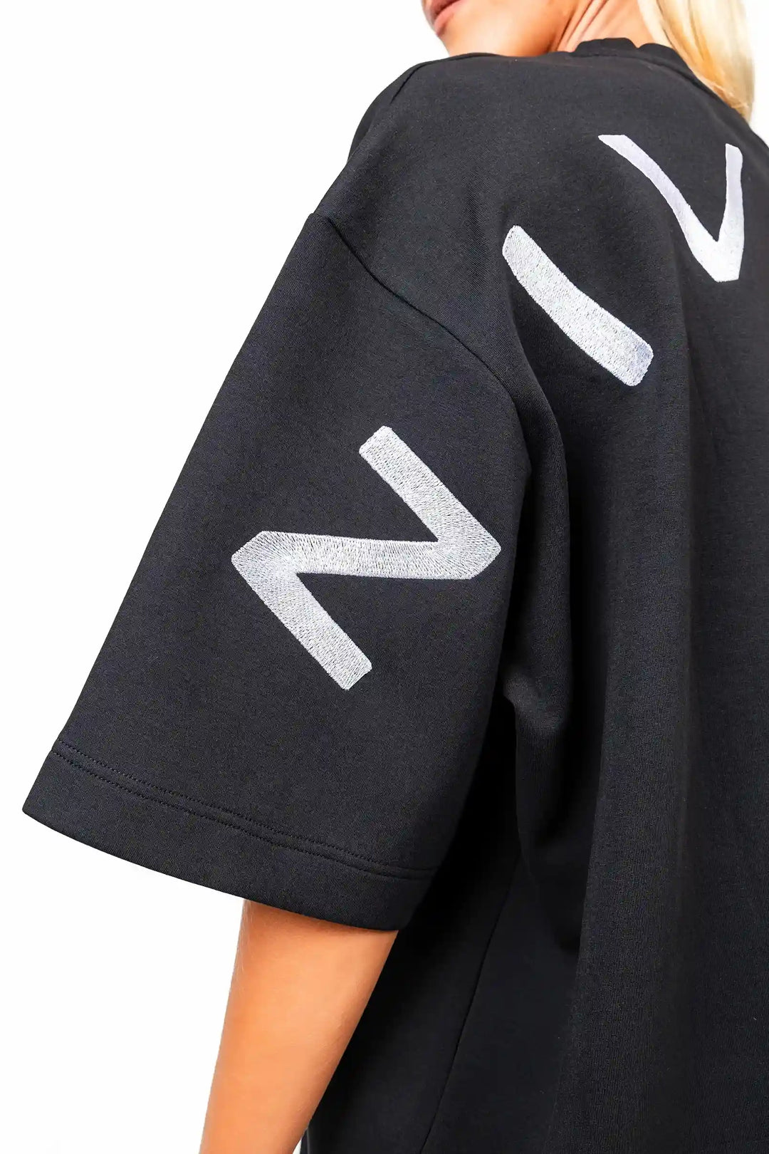 Women wearing high-performance NIVɅYS sustainable activewear.