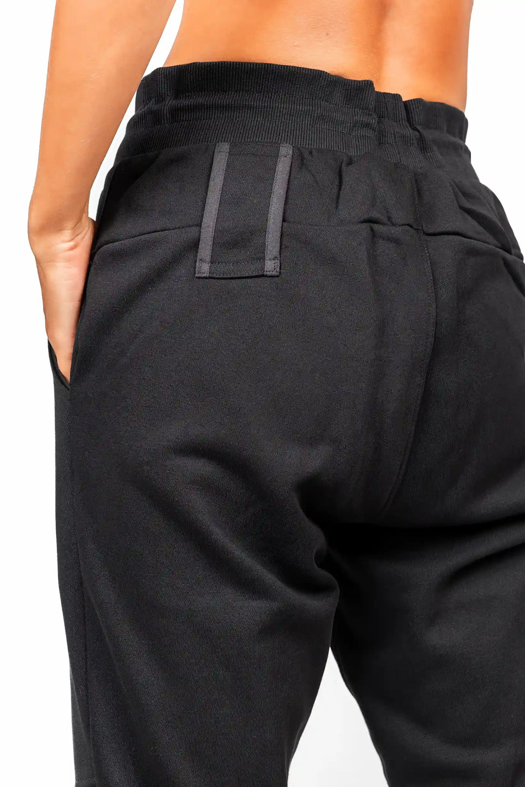 Soft and breathable NIVɅYS sustainable activewear joggers.