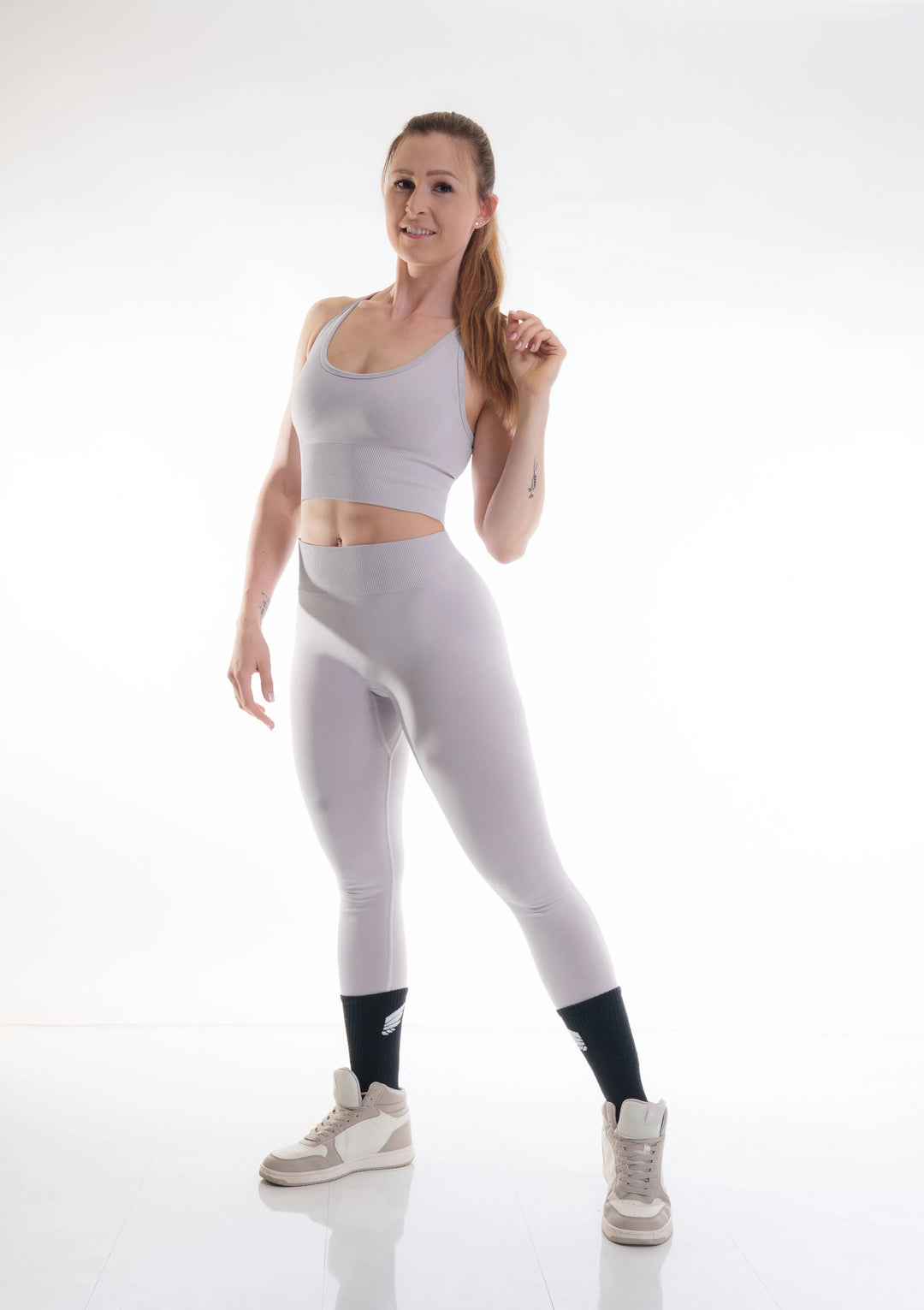 NIVɅYS performance leggings, made from soft and sustainable recycled fabric.